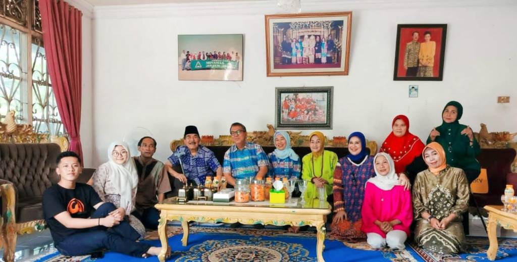 Lebaran Ke Lima, Pj Bupati Muara Enim Silaturahmi Ke Kediaman H. Nang Ali&nbsp;Solihin