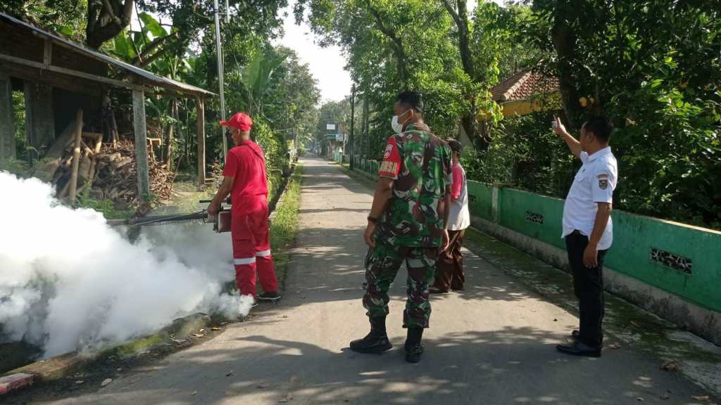 Cegah Penyakit DBD, Babinsa Banyudono Bantu Fogging di Desa&nbsp;Bendan