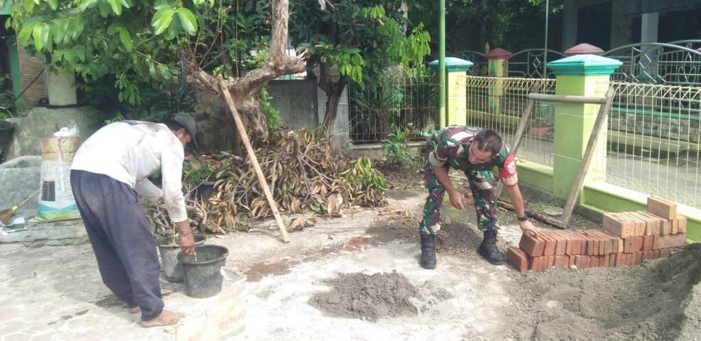 Peduli Kebersihan Lingkungan, Babinsa Bantu Pembuatan Saluran&nbsp;Air