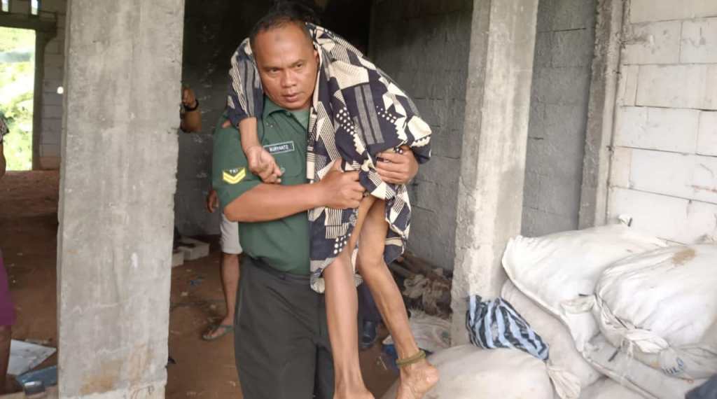 Aksi Heroik, Babinsa Evakuasi ODGJ yang Sakit dengan&nbsp;Menggendongnya