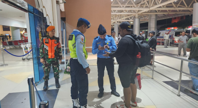 Airmen Lanud SMH Bantu Penumpang Pesawat yang Overating Hour dan Delay Operational di Bandara Internasional SMB II&nbsp;Palembang