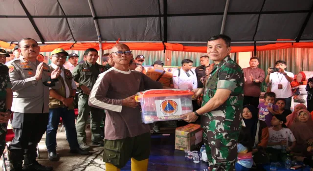 Tinjau Nagari Lima Kaum, Pangdam I/BB Serahkan Bantuan&nbsp;Kemanusiaan
