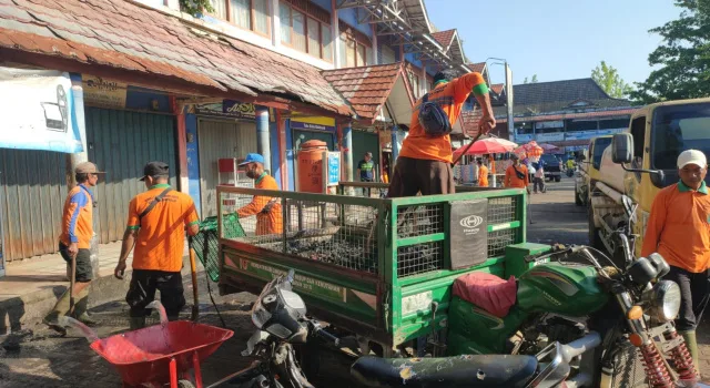 DLH Gotong Royong Bersihkan Pasar Perjuangan&nbsp;Sekayu