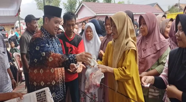 Bahagianya Masyarakat Dapat Daging Kurban Dari Calon Bupati Banyuasin H&nbsp;Askolani
