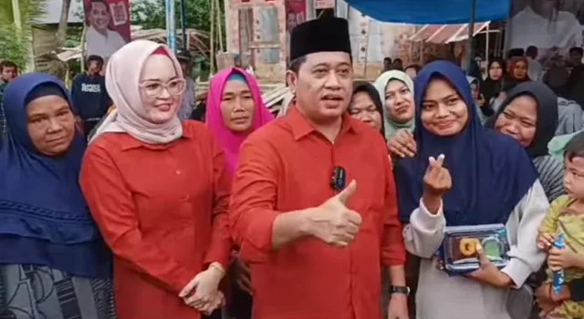 Warga Antusias Sambut Kedatangan Pasangan Calon Bupati Banyuasin H.Askolani dan Netta&nbsp;Indian