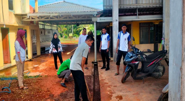 Kapolsek Beruntung Baru Pimpin Baksos Religi, Bersih-bersih&nbsp;Masjid
