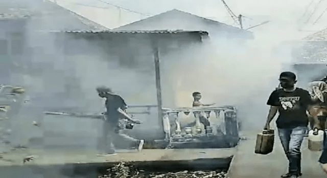 Wujud Kepedulian, Firmansyah Hakim Turun pada Kegiatan Fogging di Lingkungan RT 17 Kelurahan 3/4&nbsp;Ulu