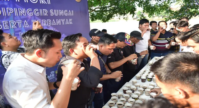 Antusias Warga OKI Turut Pecahkan Rekor Muri Minum Kopi Serentak di Pinggir&nbsp;Sungai
