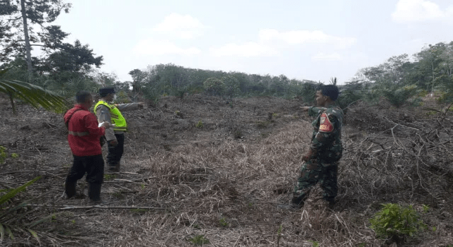 Semangat Babinsa Koramil 401-04 Bayung Lencir Cegah Terjadinya&nbsp;Karhutla