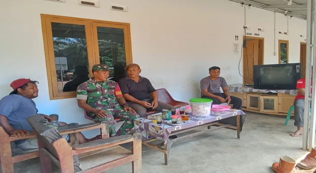 Jaga Hubungan yang Baik, Babinsa Koramil 401-01/Sungai Lilin Komsos dengan&nbsp;Warga