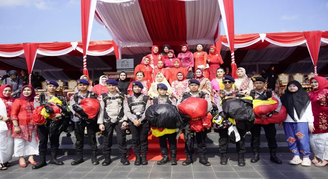 8 Penerjun Payung Terbaik POLRI, Sukses Mengibarkan Bendera Di&nbsp;Udara