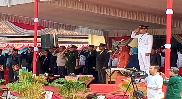 Upacara Peringati HUT RI di Kecamatan Rantau Panjang, Diundang Hadir Mantan Camat&nbsp;Terharu