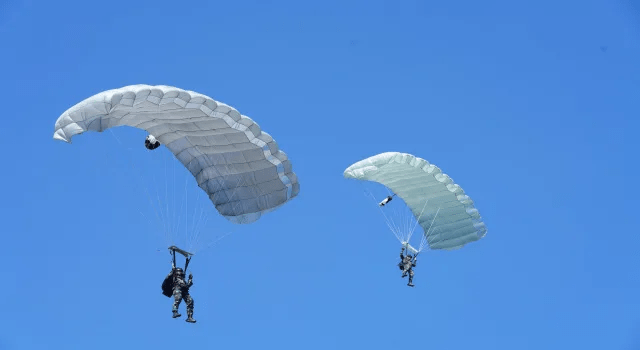 Penerjun Multinasional dan TNI Menari di Langit&nbsp;Banongan